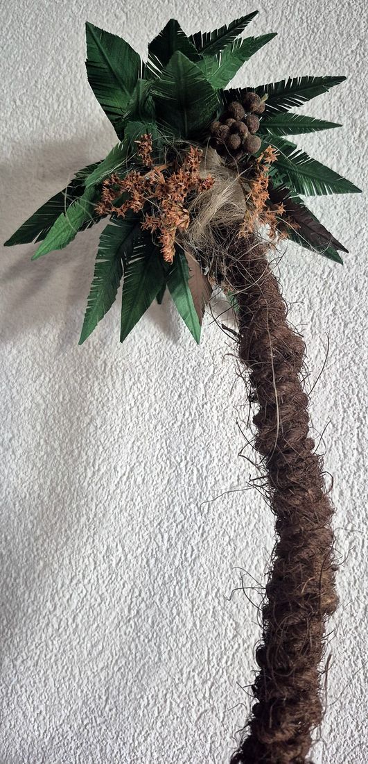 Palme mit Stamm aus Naturfasern, Blättern aus Papier und Früchten