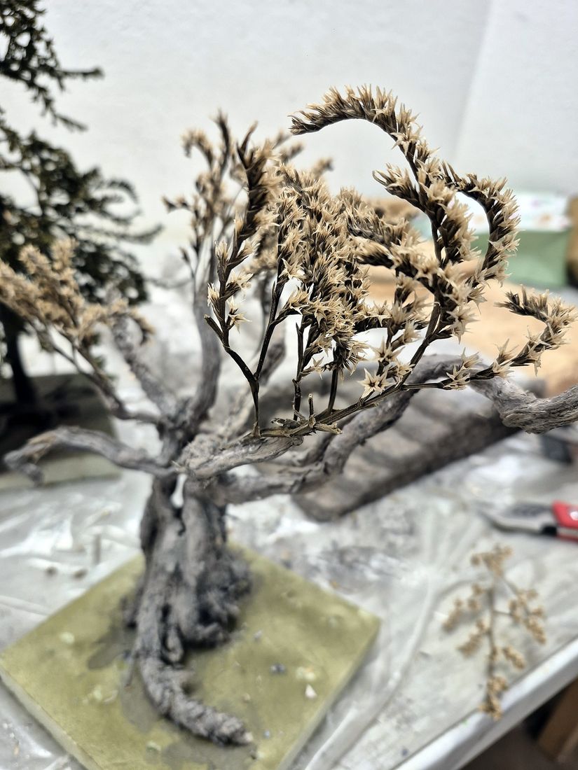Ein Baum mit Trockenblumen als Krone