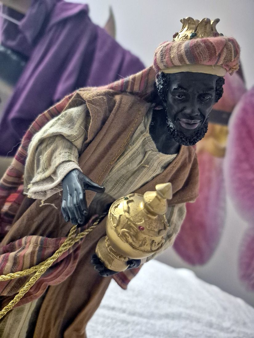 Detail: Gewand aus gestreiftem Stoff, mit goldener Kordel und Turban