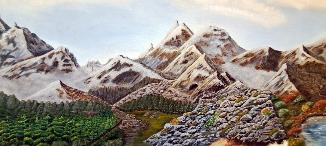 Eine Bergwelt mit verschneiten Gipfeln, Felsen und Wald