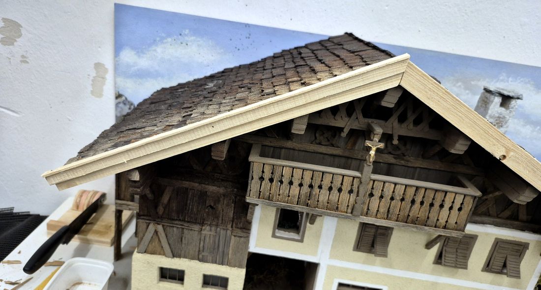Das Dach bekommt neue Holzleisten am Giebel