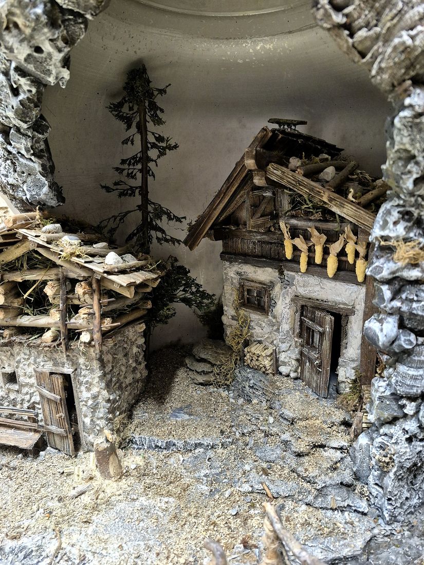 Der Felsbogen, ein Baum und Maiskolben am Haus