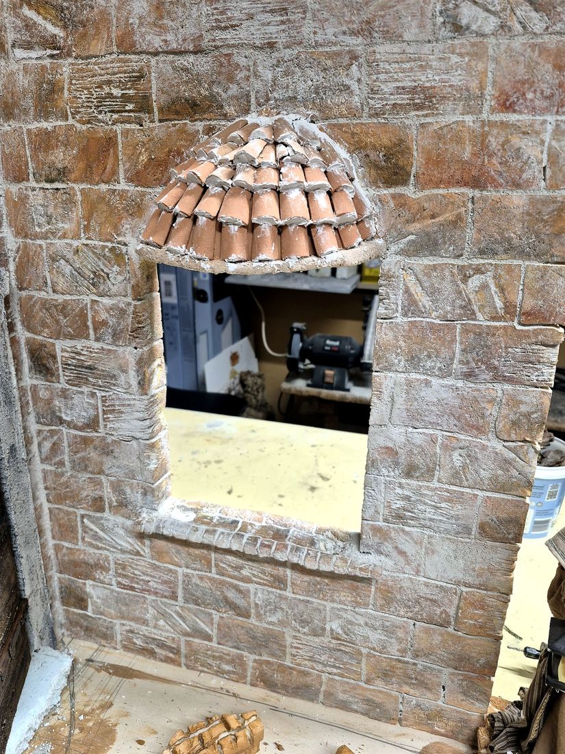 Das Fenster bekommt ein kleines Dach aus Tonziegeln