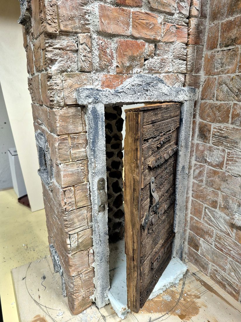 Detail: die Tür mit Beschlägen und Griff