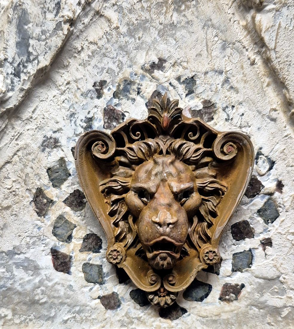 Detail: der Löwenkopf über dem Eingang