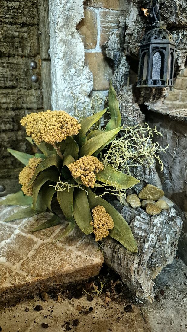 Detail: Pflanzen, Laterne und Brunnen beim Eingang