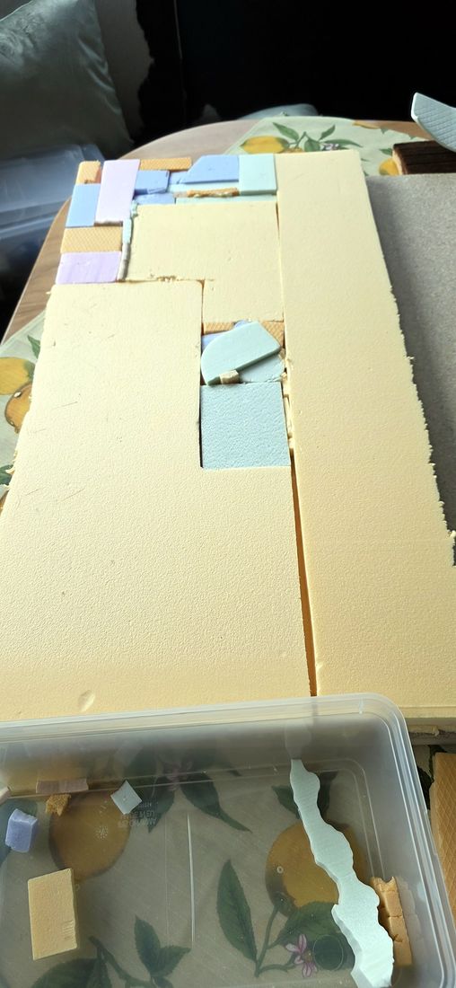 Die Grundplatte wird aus Schaumstoffplatten gelegt