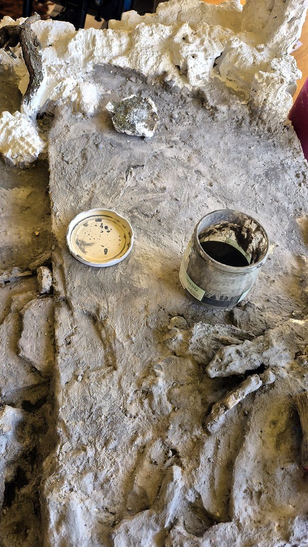 Die Felsen werden verputzt und grau gestrichen